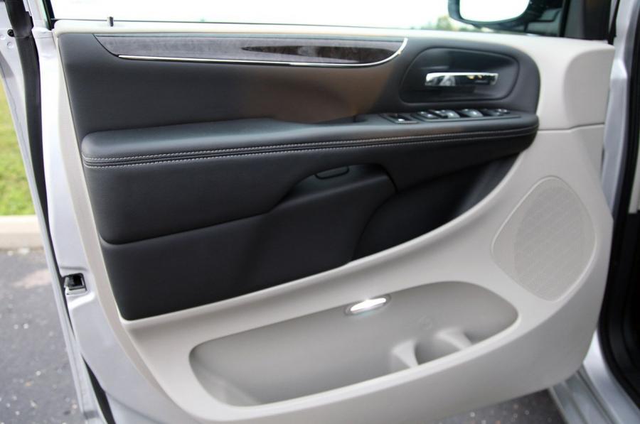  Chrysler Town & Country Touring 2011 года  (фото 13 из 43)